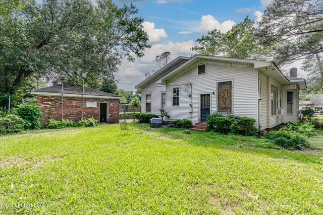 $215,000 | 1110 Jackson Avenue, Yazoo City, MS 39194