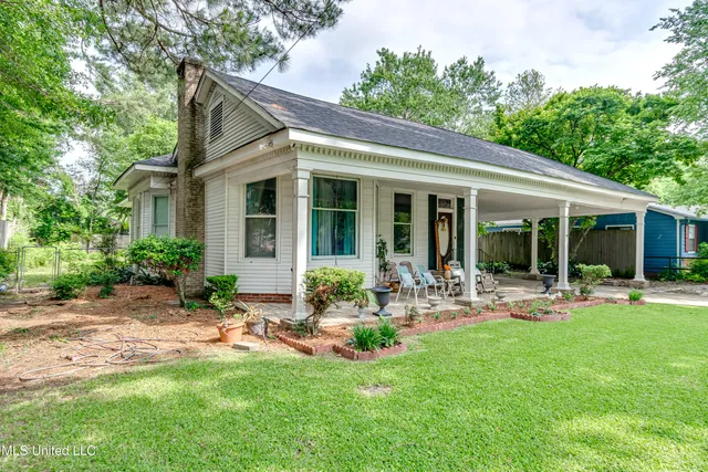 $215,000 | 1110 Jackson Avenue, Yazoo City, MS 39194