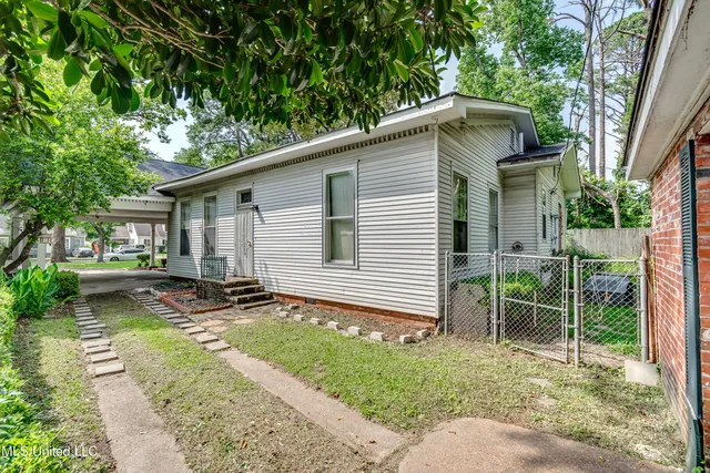 $215,000 | 1110 Jackson Avenue, Yazoo City, MS 39194