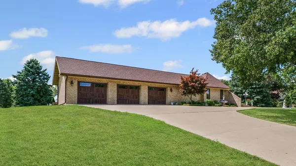 $399,000 | 800 Cambridge Drive, Paxton, IL 60957