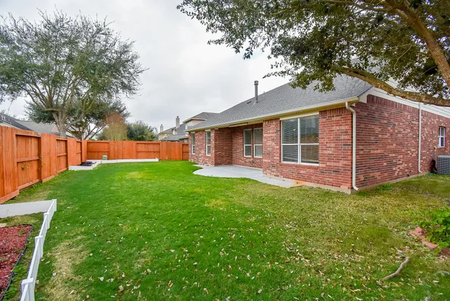 a view of a house with backyard and porch
