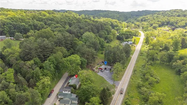 a view of a back yard