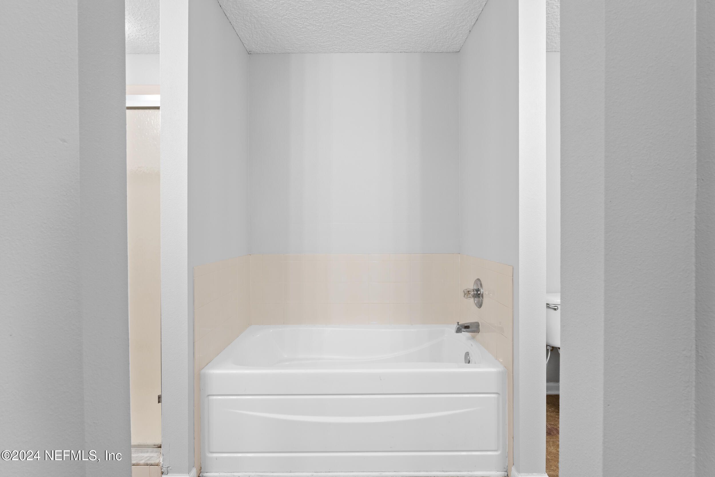 5260 Collins Road, Unit 1101 Jacksonville, FL 32244 - Photo 13 of 25 a bathroom with a bathtub