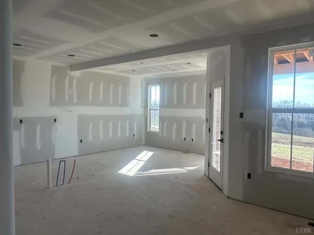 a view of empty room with window