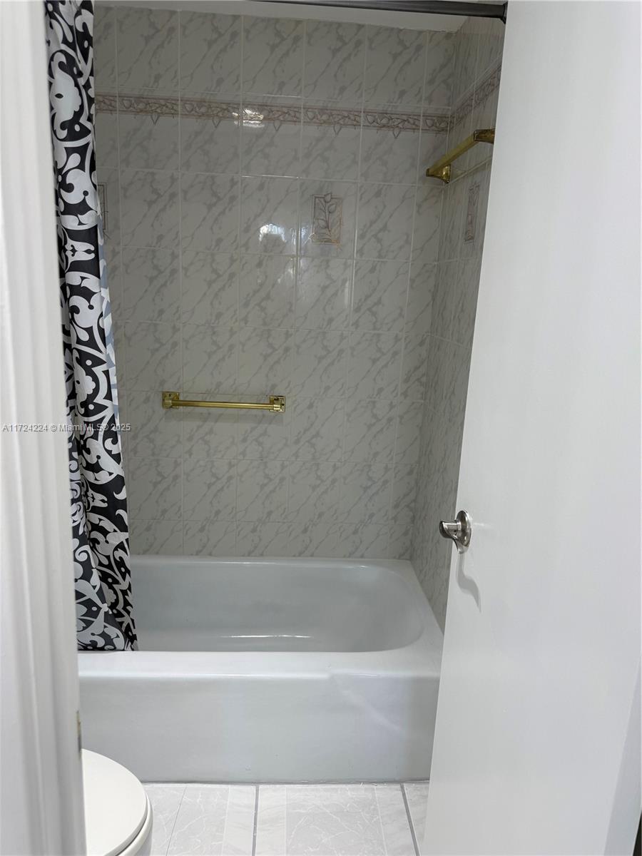 500 Bayview Drive, Unit 1031 Sunny Isles Beach, FL 33160 - Photo 20 of 40 a bathroom with a bathtub and shower