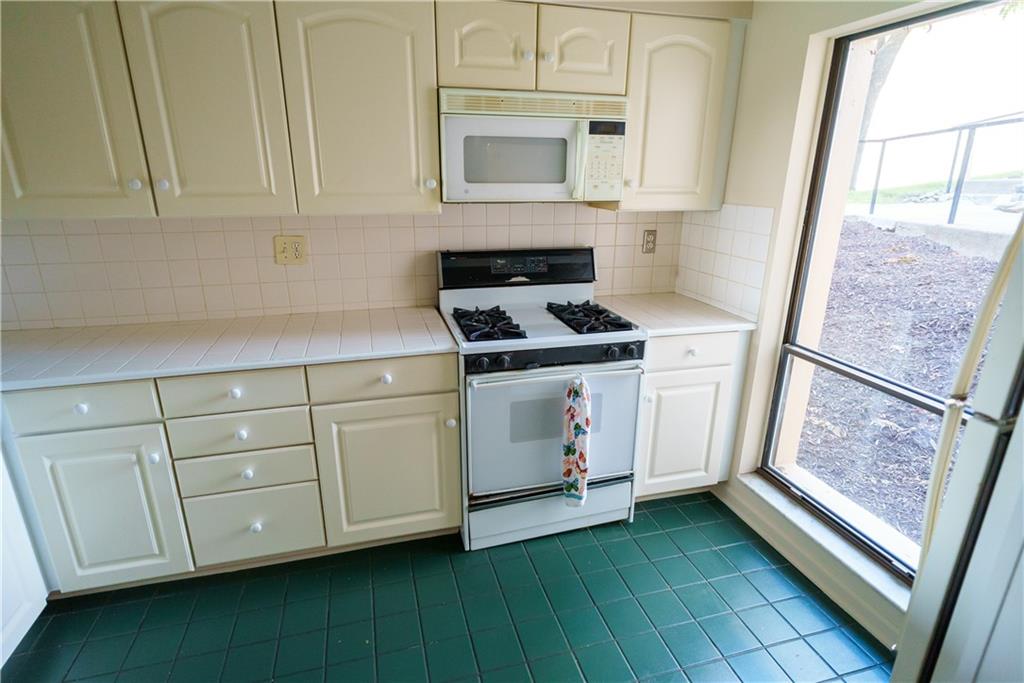 2034 Swallow Hill Road, Unit 320 Pittsburgh, PA 15220 - Photo 3 of 20 Gallery Image 3