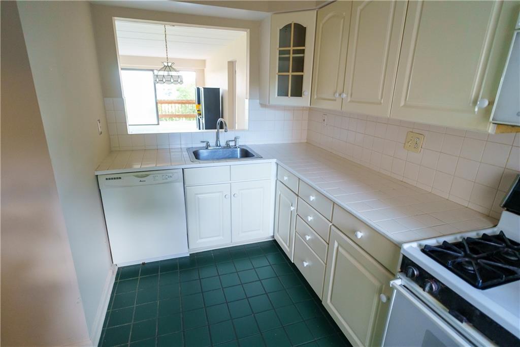 2034 Swallow Hill Road, Unit 320 Pittsburgh, PA 15220 - Photo 4 of 20 Gallery Image 4