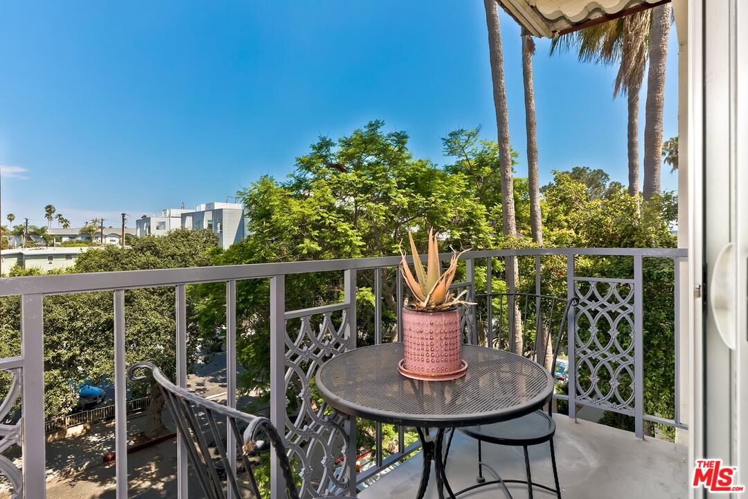 1045 North Kings Road, Unit 310 West Hollywood, CA 90069 - Photo 4 of 14 a outdoor view with a sitting space