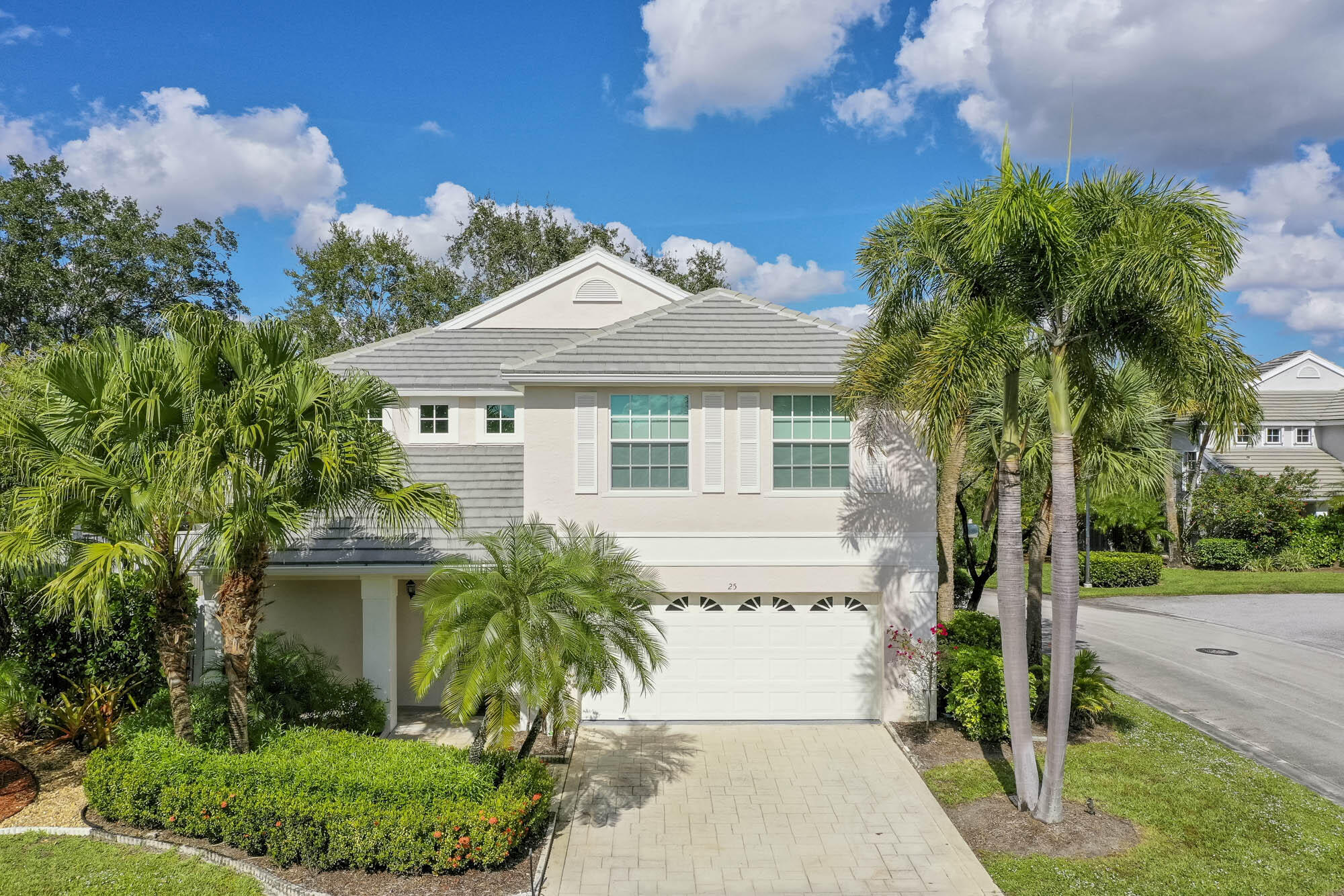 25 Commodore Place Palm Beach Gardens, FL 33418 - Photo 2 of 68 a front view of a house with a garden