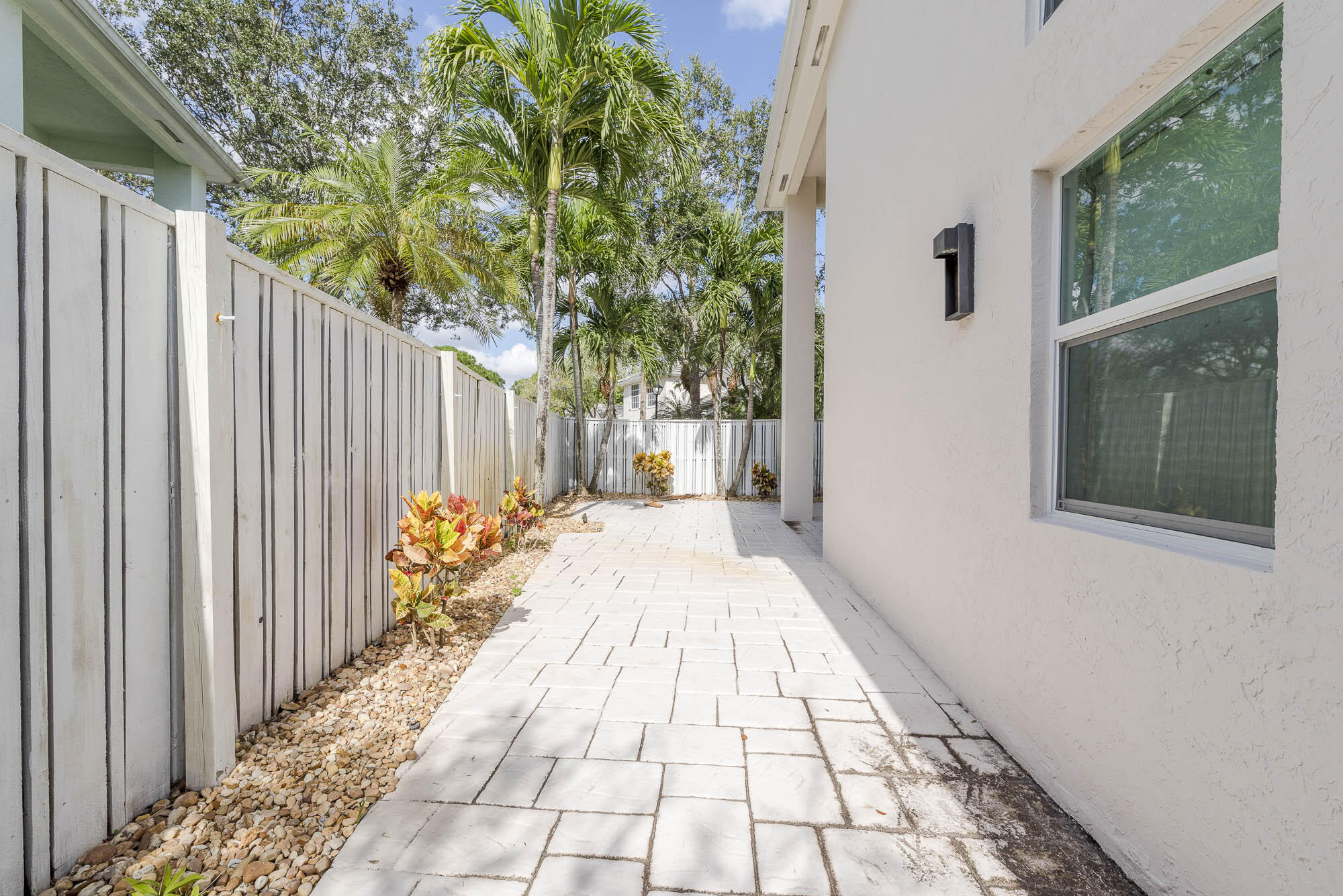 25 Commodore Place Palm Beach Gardens, FL 33418 - Photo 24 of 68 a view of a backyard of the house