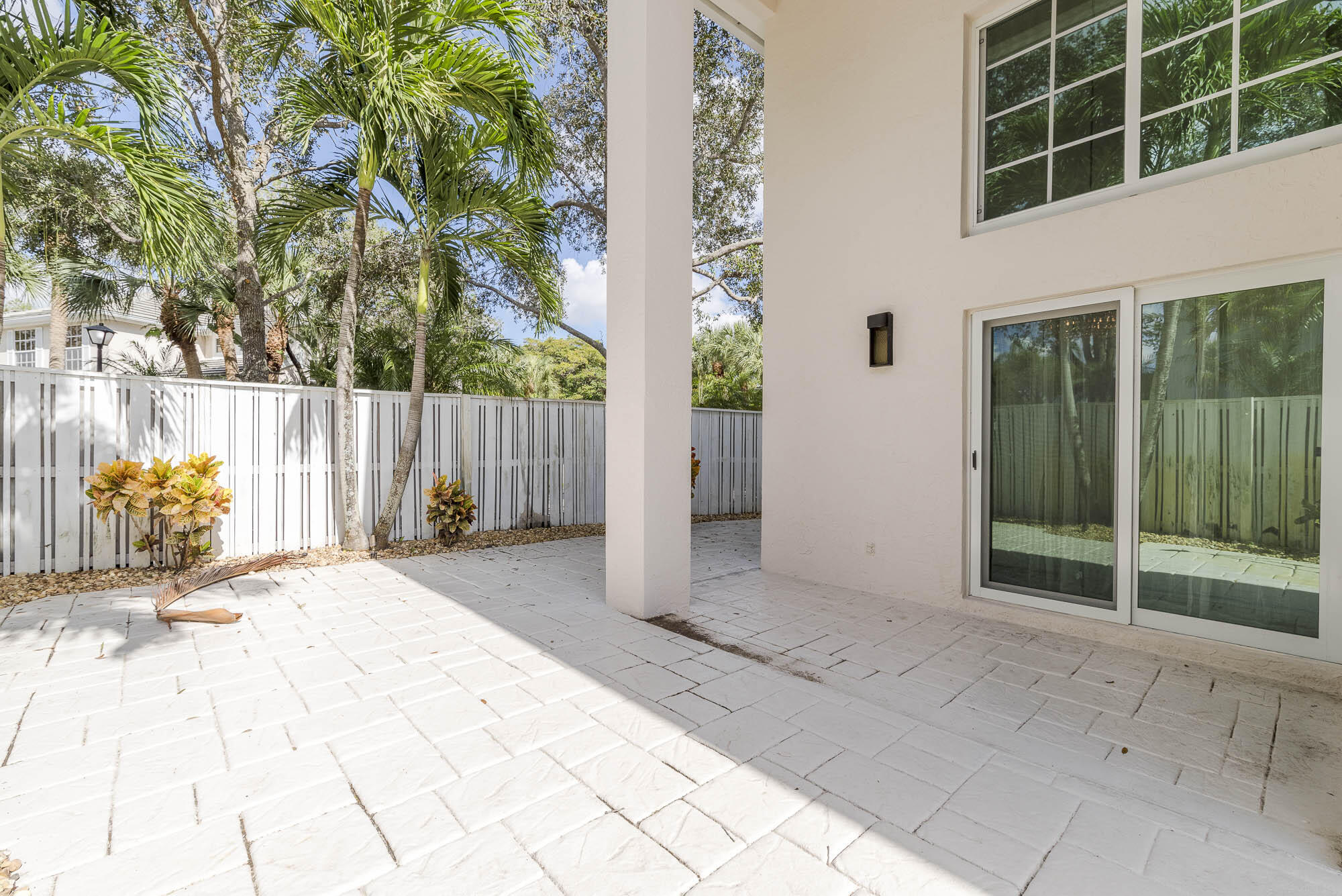 25 Commodore Place Palm Beach Gardens, FL 33418 - Photo 25 of 68 a view of backyard with wooden fence and a large tree