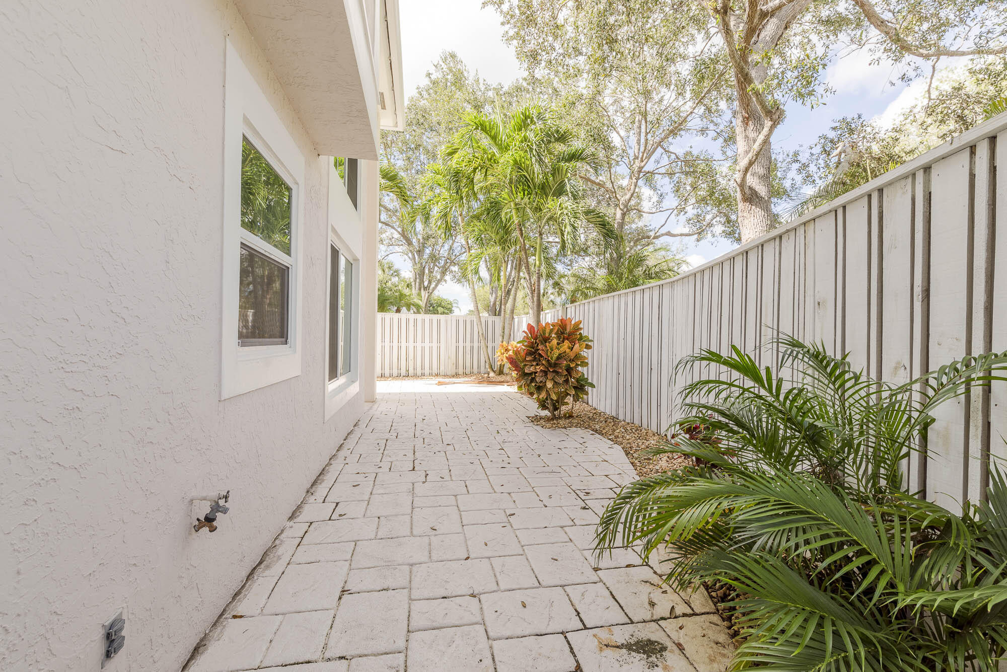 25 Commodore Place Palm Beach Gardens, FL 33418 - Photo 27 of 68 a view of a backyard with garden
