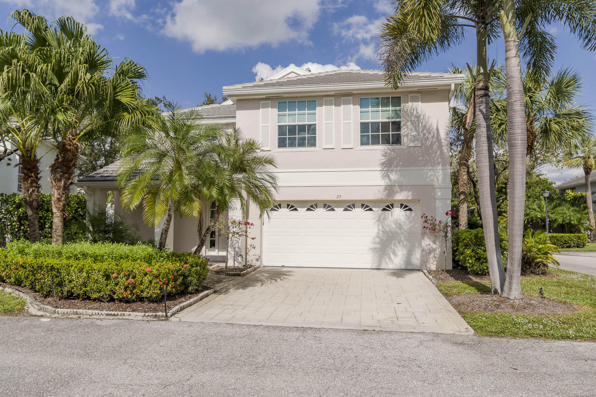 25 Commodore Place Palm Beach Gardens, FL 33418 - Photo 28 of 68 front view of house with a yard and palm trees