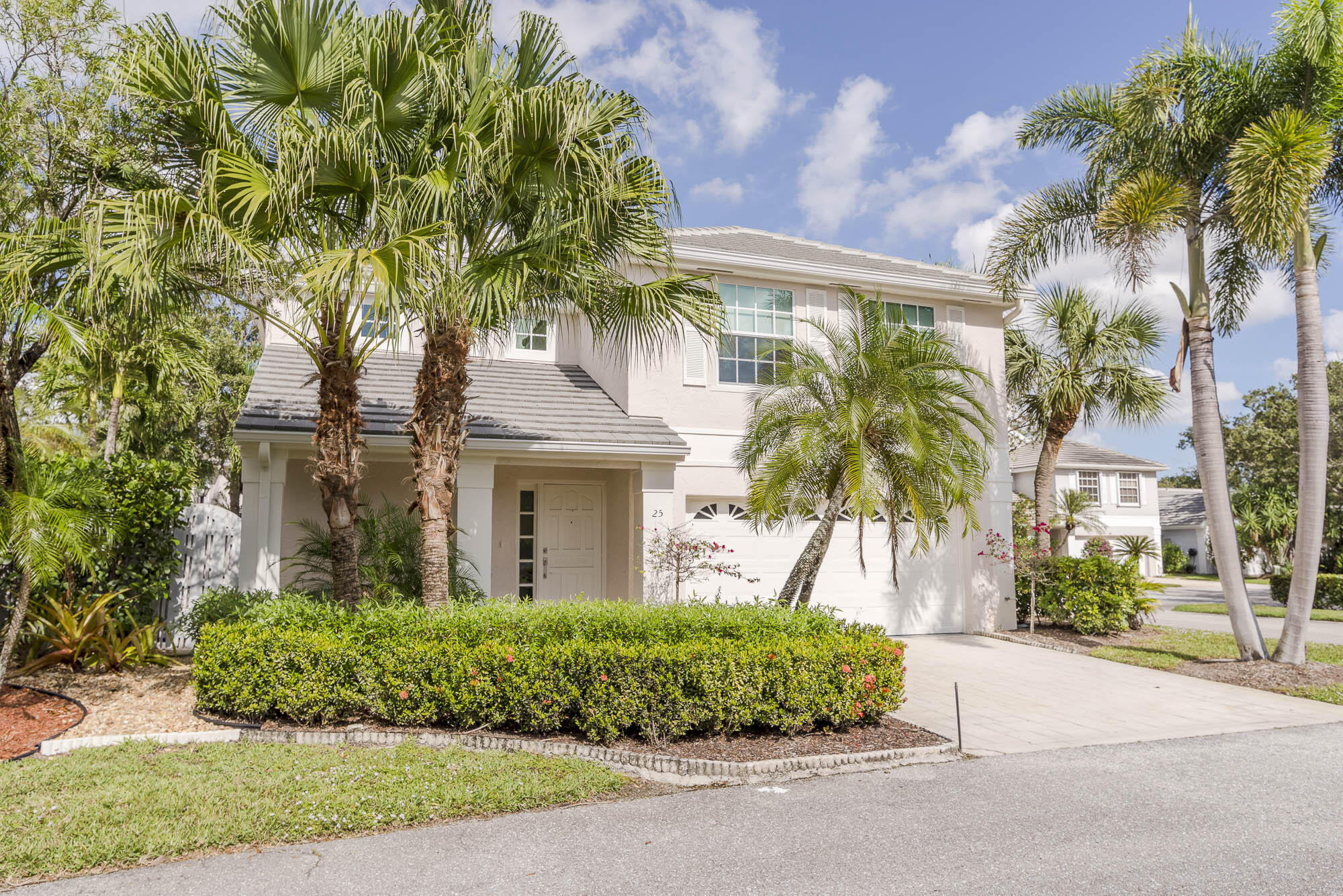 25 Commodore Place Palm Beach Gardens, FL 33418 - Photo 29 of 68 a front view of a house with a garden