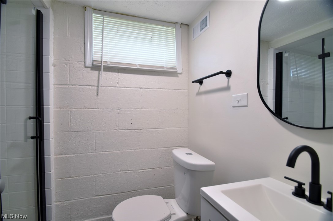 1259 Churchill Road Cleveland, OH 44124 - Photo 20 of 24 Bathroom with vanity and mirror