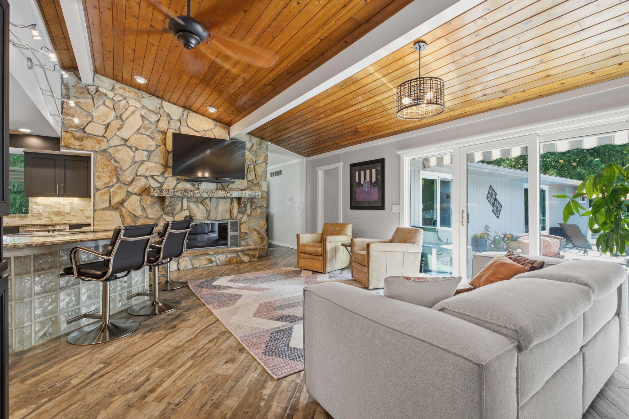 7232 Lee Road Westerville, OH 43081 - Photo 25 of 122 Expansive Eating and Lounge Area
