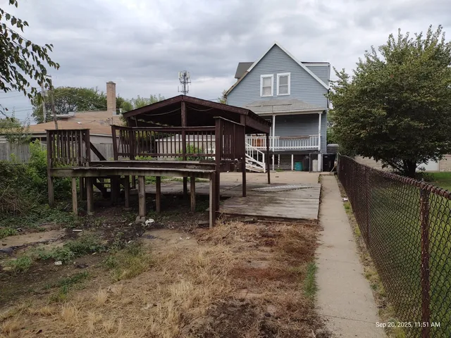 a view of a dinning table and chairs in the deck
