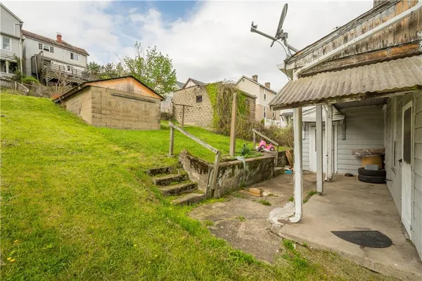 a view of a house with backyard
