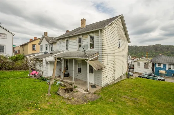a view of a house with a yard