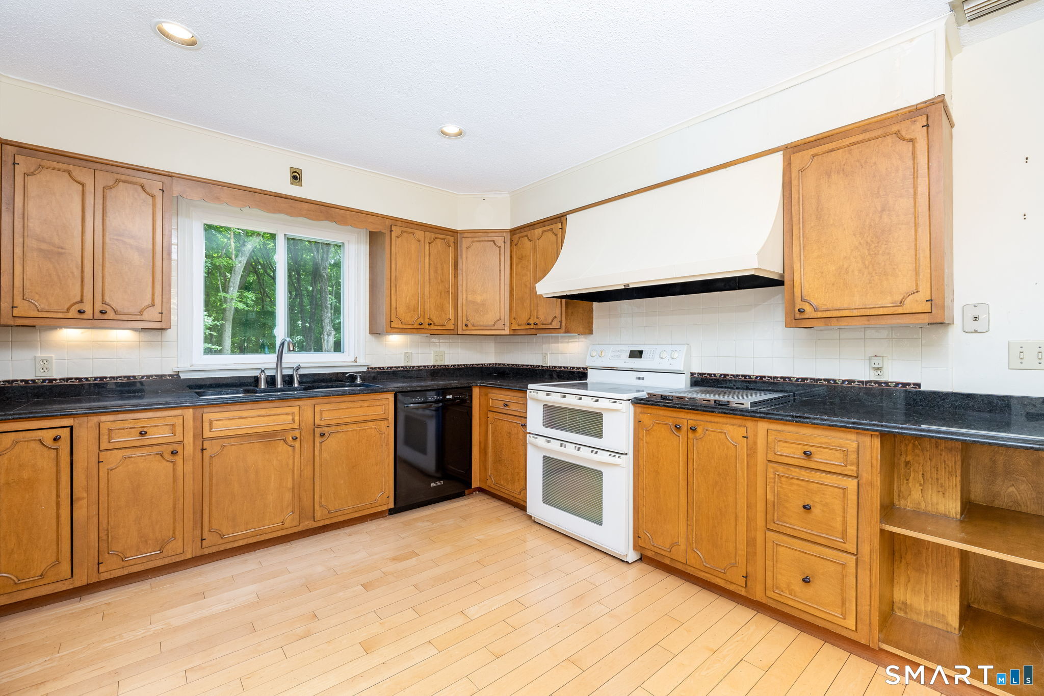 33 Hurds Hill Road Woodbury, CT 06798 - Photo 11 of 40 U Shaped Kitchen