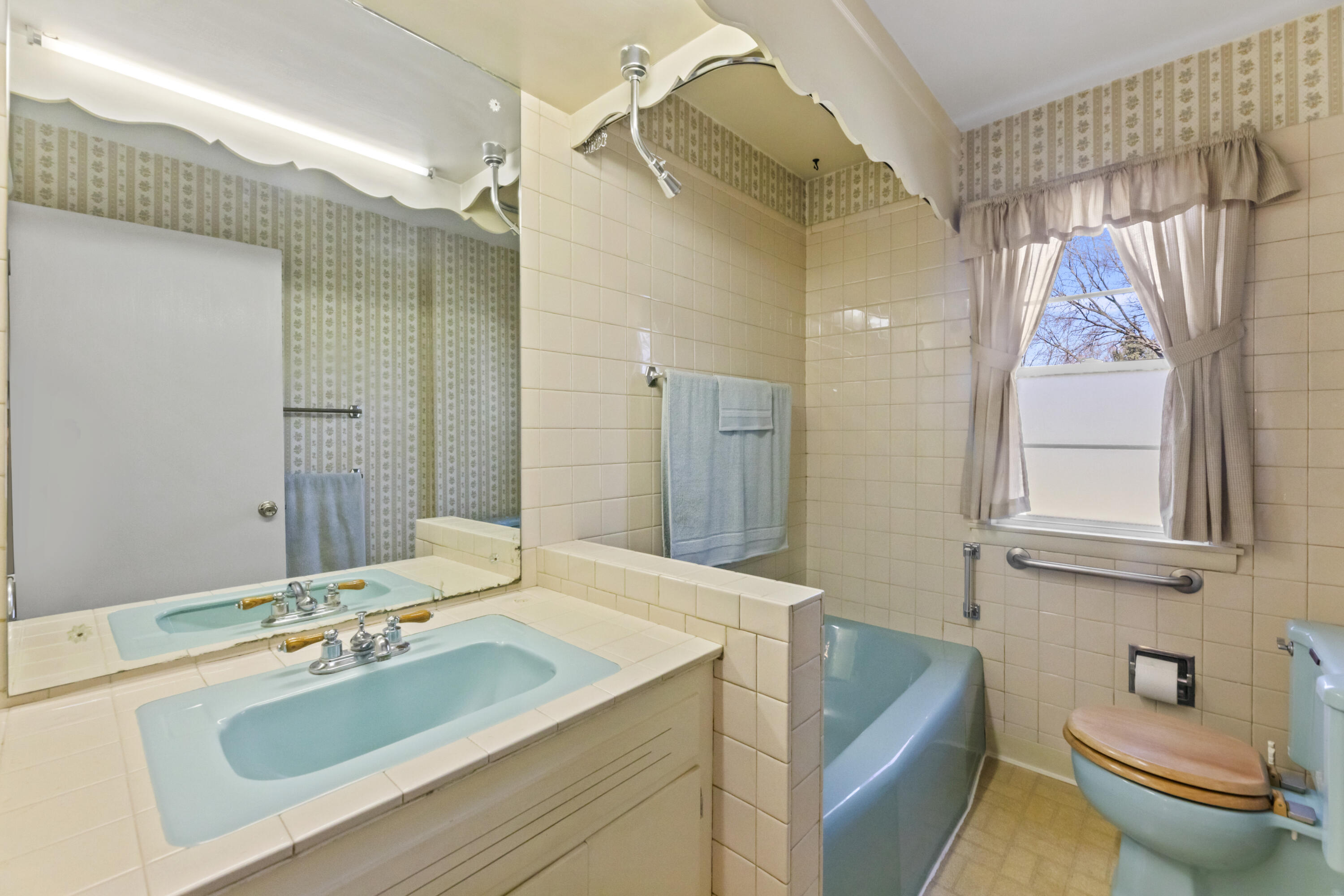 N68-w29376 Hartling Road Merton, WI 53029 - Photo 15 of 31 Full Bathroom Main Floor