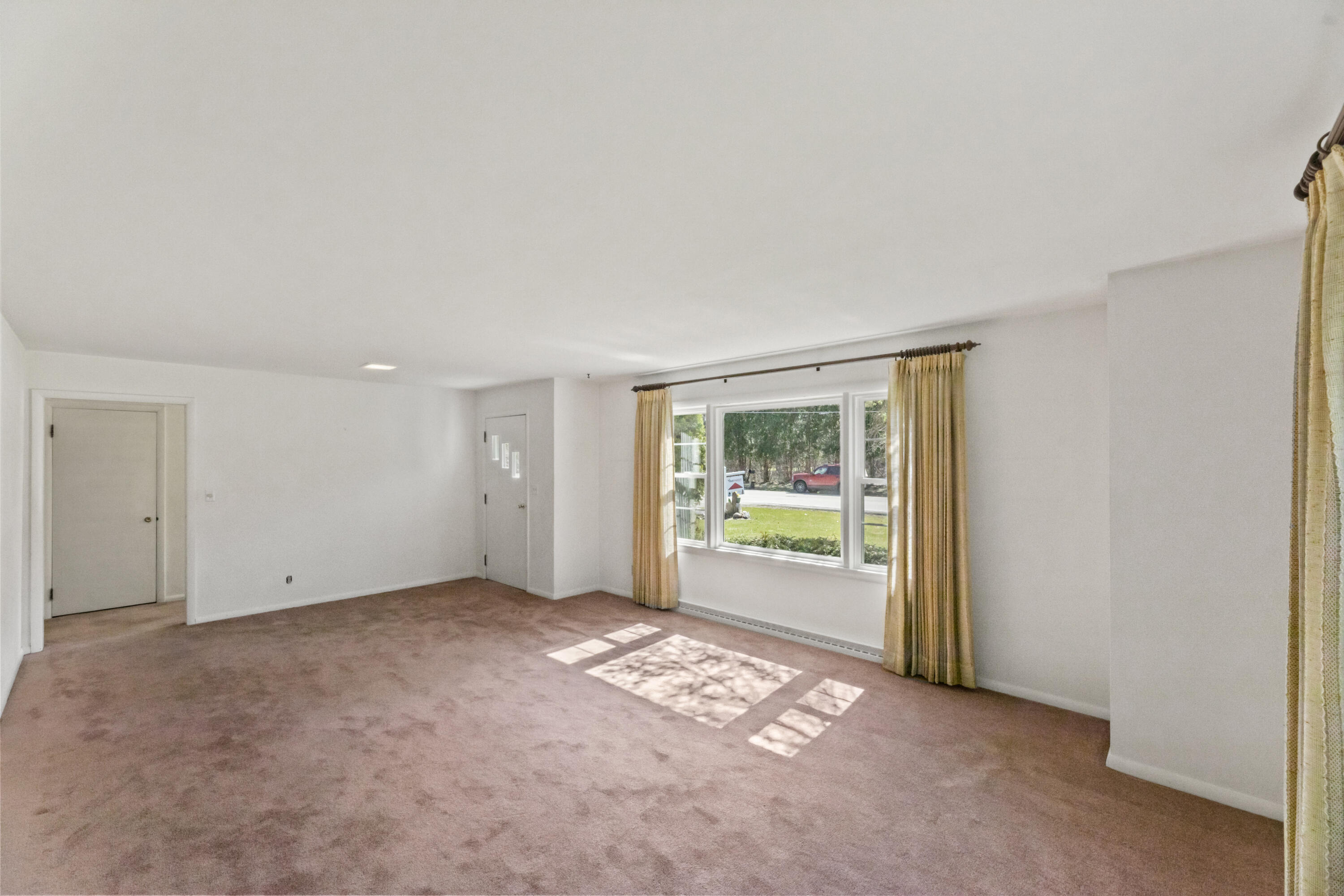 N68-w29376 Hartling Road Merton, WI 53029 - Photo 5 of 31 Spacious Living Room