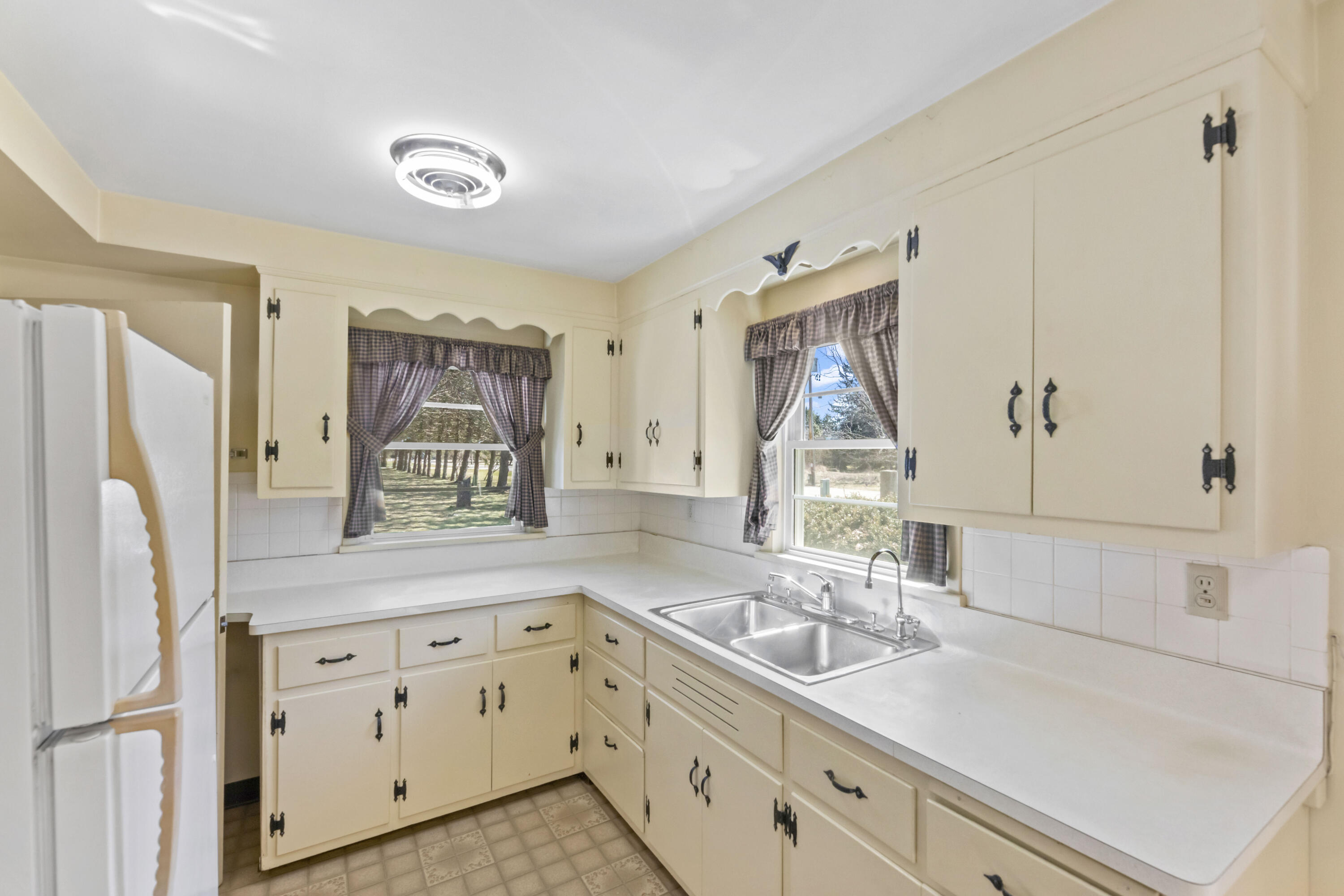 N68-w29376 Hartling Road Merton, WI 53029 - Photo 9 of 31 Kitchen