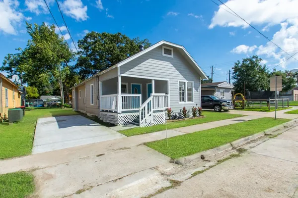 $1,500 | 320 East Murrill Avenue, Baytown, TX 77520