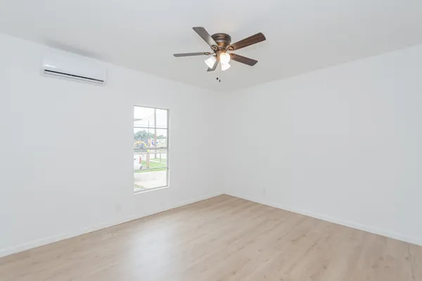 $1,600 | 320 East Murrill Avenue, Baytown, TX 77520