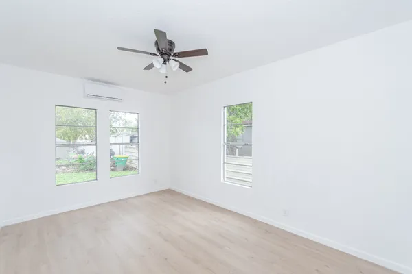 $1,600 | 320 East Murrill Avenue, Baytown, TX 77520