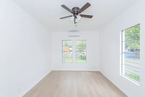 $1,600 | 320 East Murrill Avenue, Baytown, TX 77520