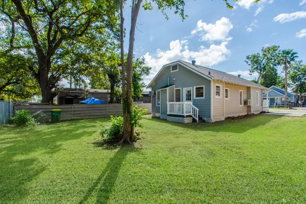 $1,600 | 320 East Murrill Avenue, Baytown, TX 77520