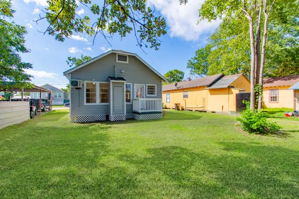 $1,600 | 320 East Murrill Avenue, Baytown, TX 77520