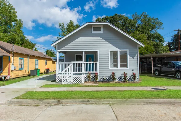 $1,600 | 320 East Murrill Avenue, Baytown, TX 77520