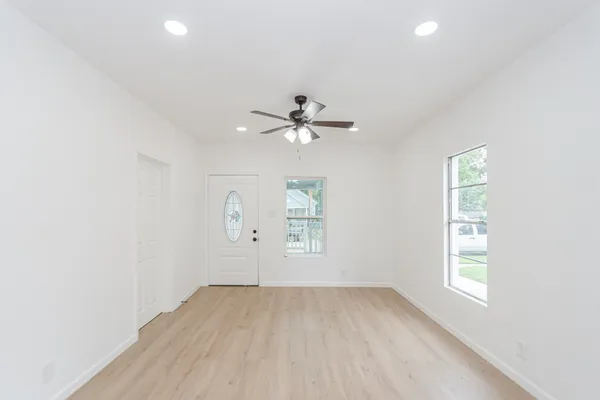 $1,600 | 320 East Murrill Avenue, Baytown, TX 77520