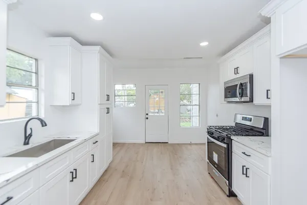 $1,600 | 320 East Murrill Avenue, Baytown, TX 77520