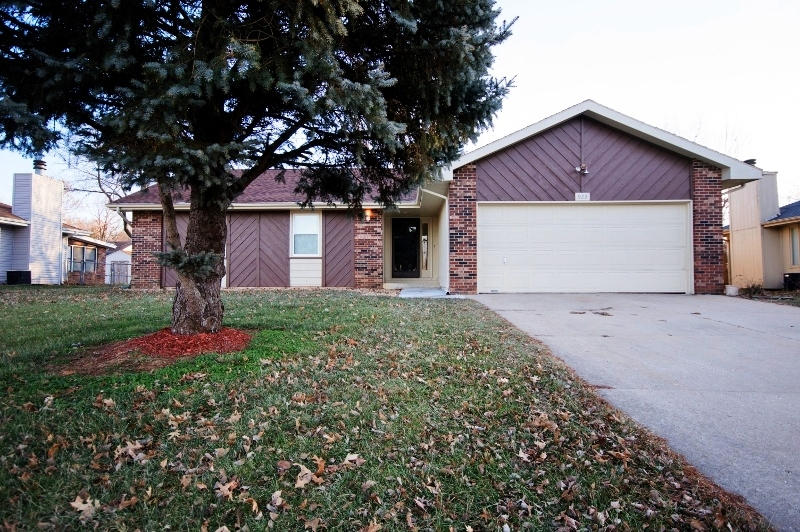 922 West Sunset Street Springfield, MO 65807 - Photo 1 of 1 Front