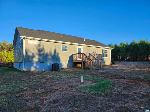 a view of a house with backyard