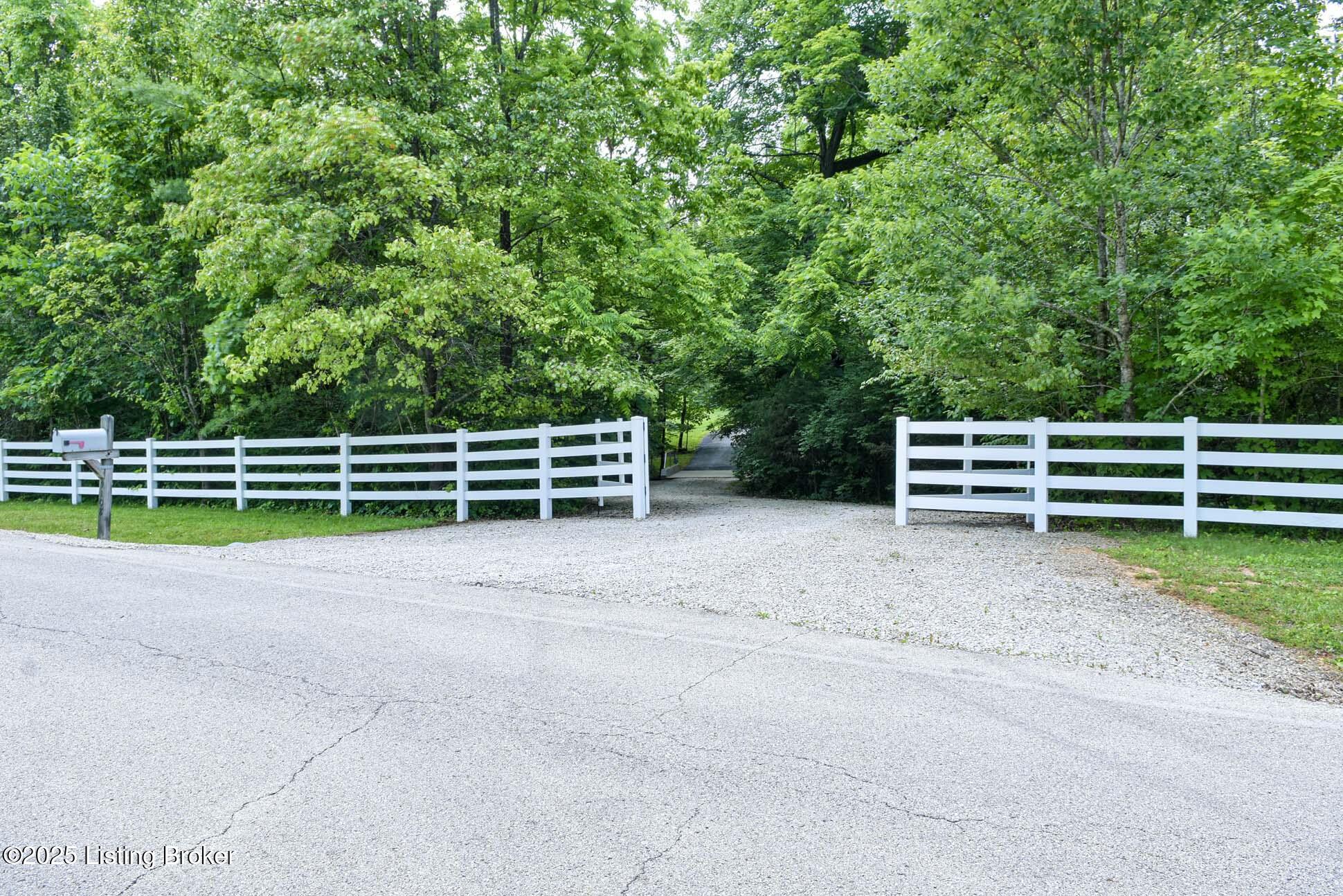 9108 Fairmount Road Louisville, KY 40291 - Photo 5 of 109 Driveway Entrance