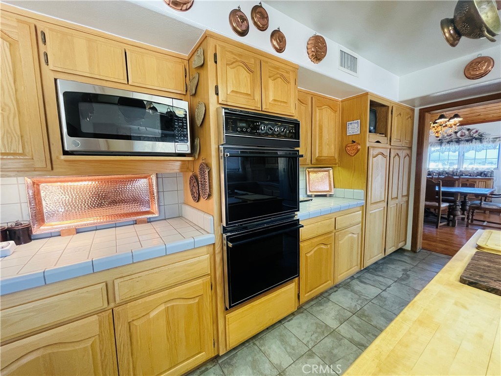 10500 Steinhoff Road Frazier Park, CA 93225 - Photo 36 of 75 a kitchen with stainless steel appliances granite countertop a stove and a refrigerator
