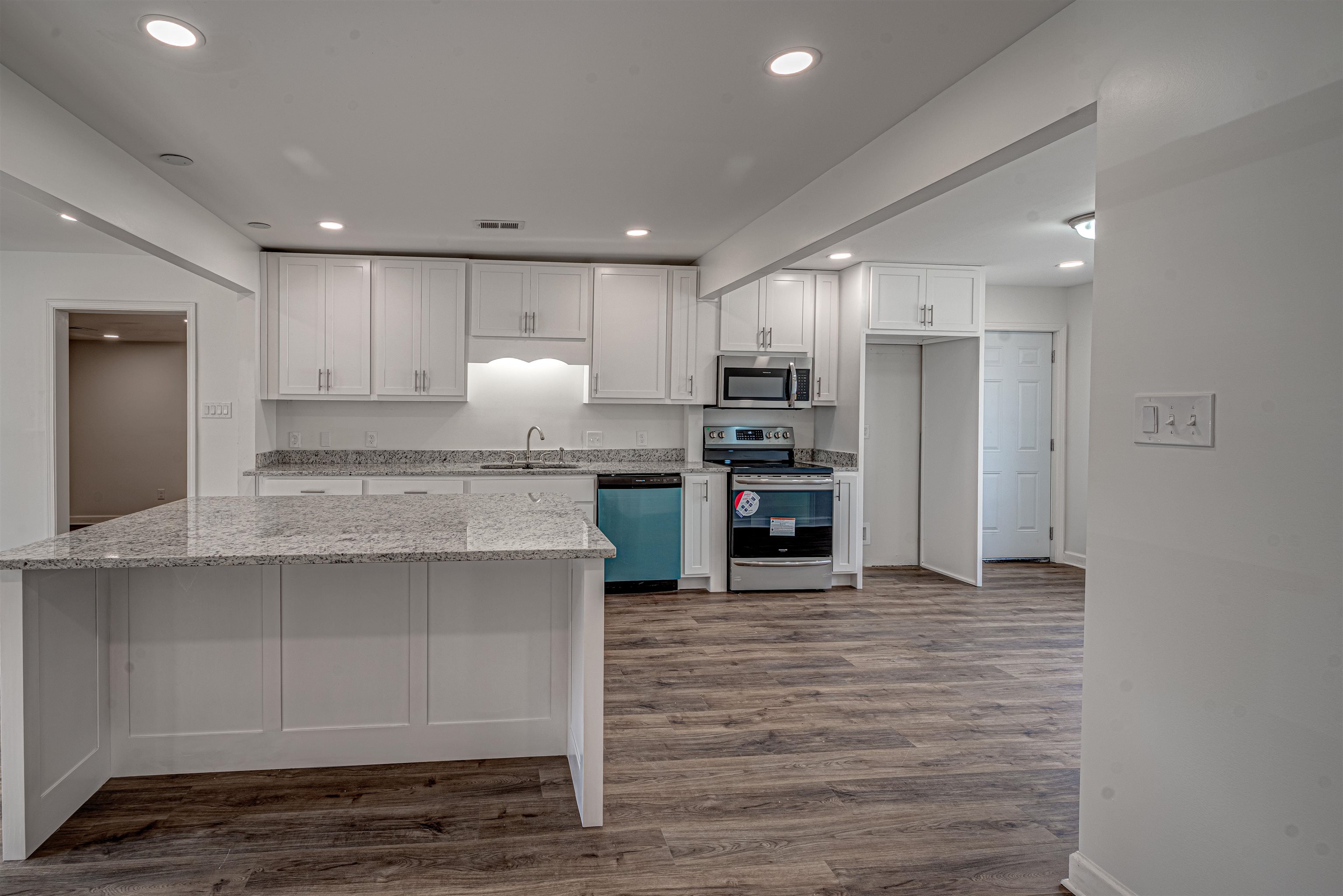 7414 3rd Road Bartlett, TN 38135 - Photo 9 of 25 4x6 island with GRANITE top offers Breakfast bar seating.