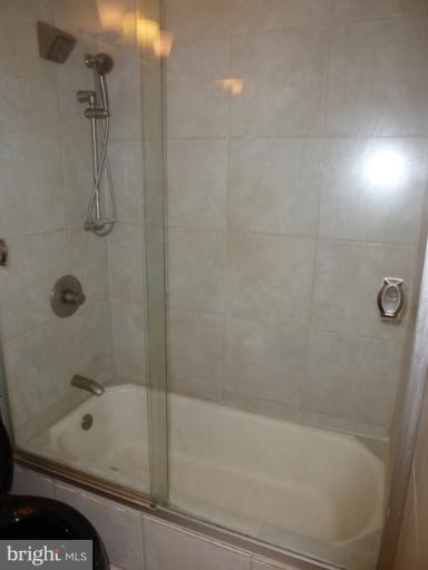 2604 Summerson Road Baltimore, MD 21209 - Photo 17 of 20 Tub & Shower