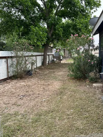 a view of a backyard