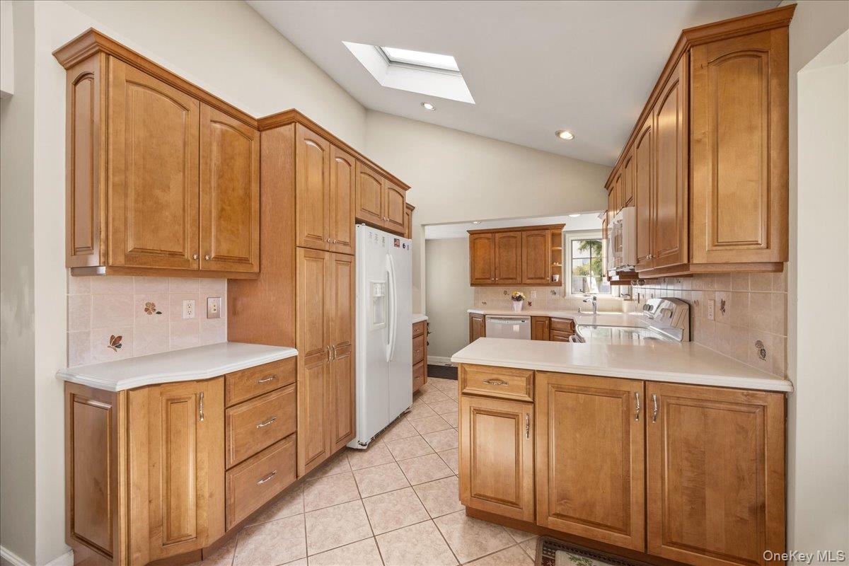 56 Haverford Road Hicksville, NY 11801 - Photo 11 of 37