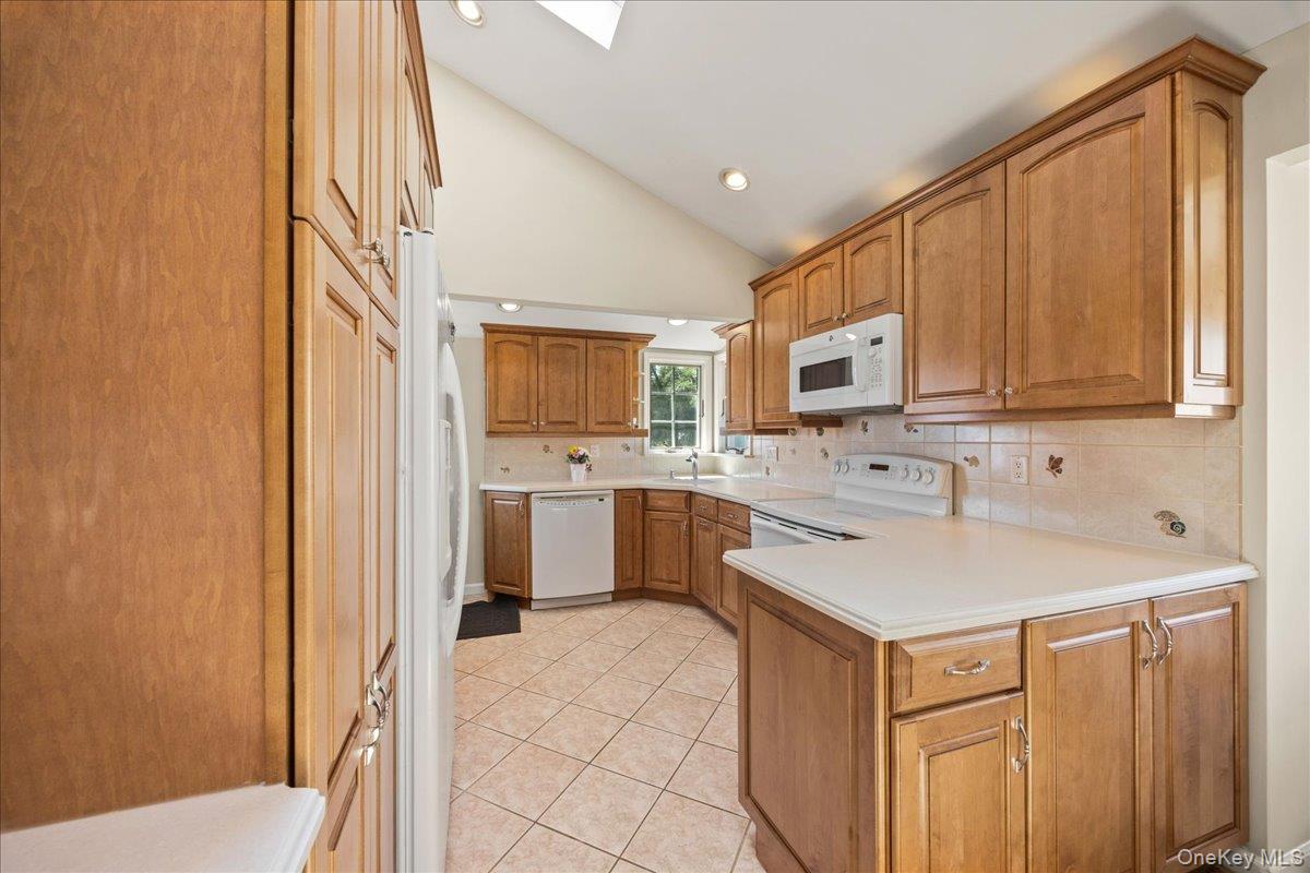 56 Haverford Road Hicksville, NY 11801 - Photo 12 of 37
