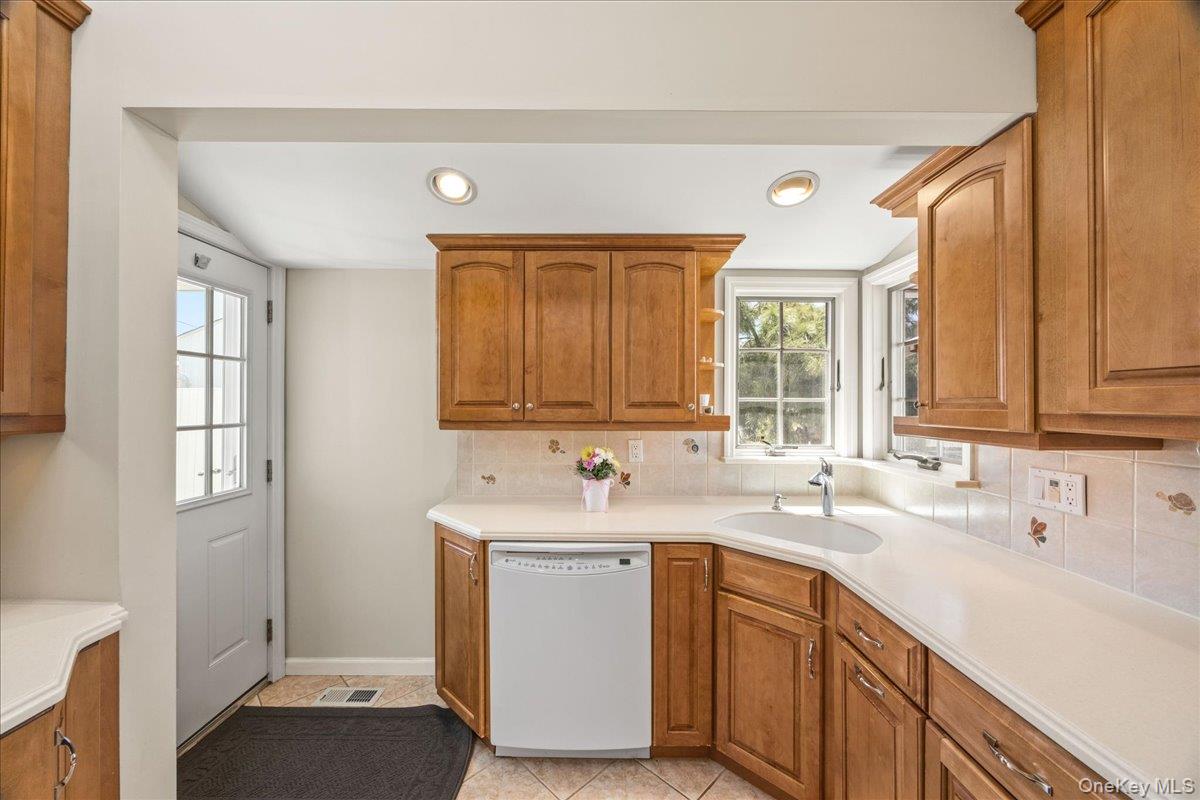 56 Haverford Road Hicksville, NY 11801 - Photo 15 of 37