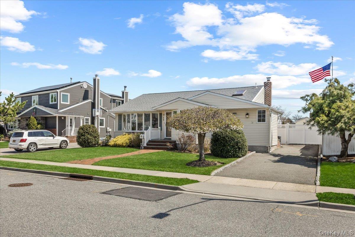 56 Haverford Road Hicksville, NY 11801 - Photo 4 of 37