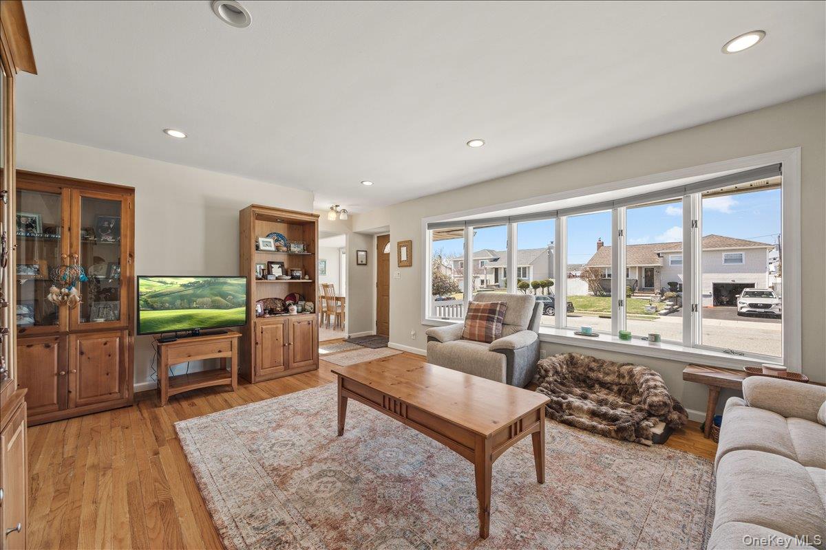 56 Haverford Road Hicksville, NY 11801 - Photo 7 of 37