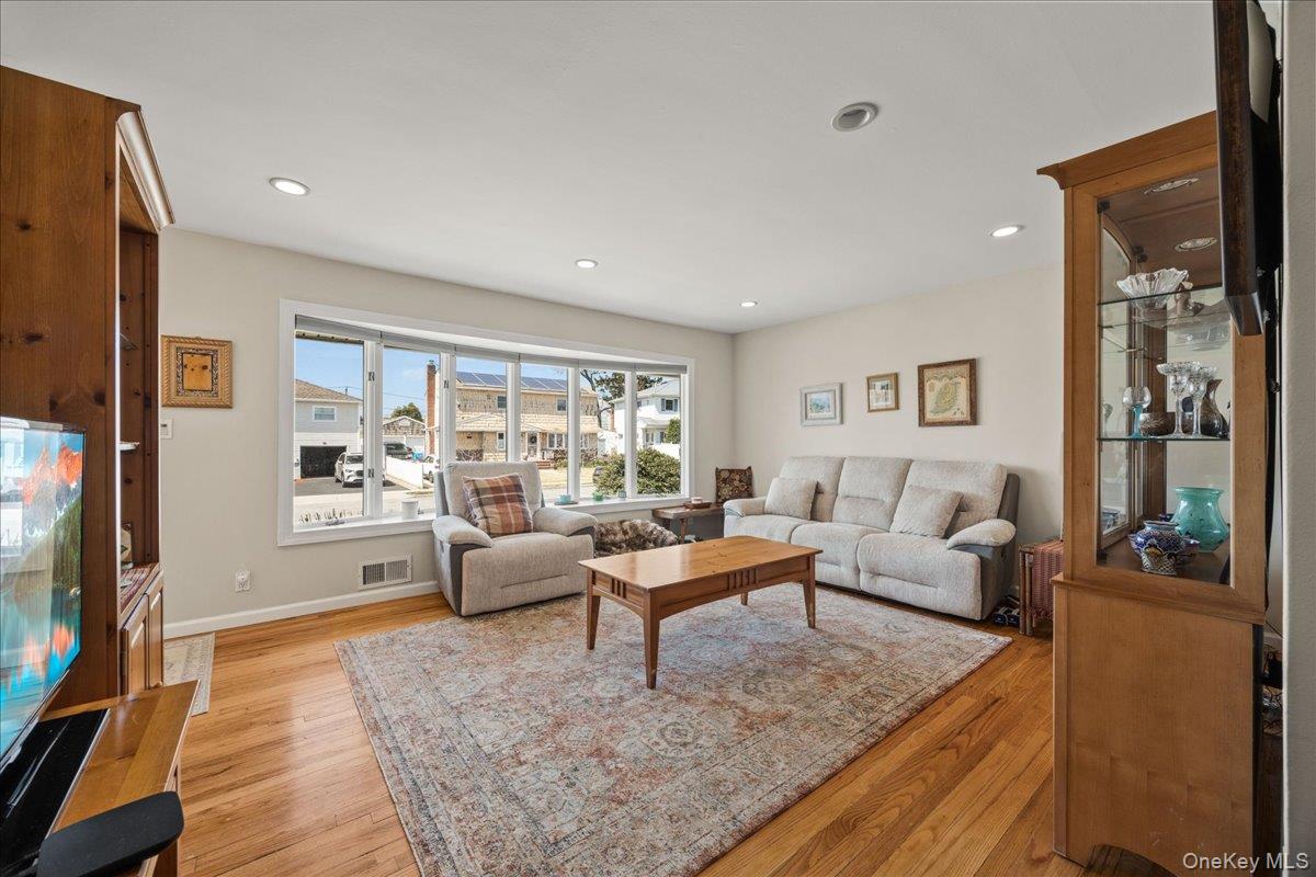 56 Haverford Road Hicksville, NY 11801 - Photo 8 of 37