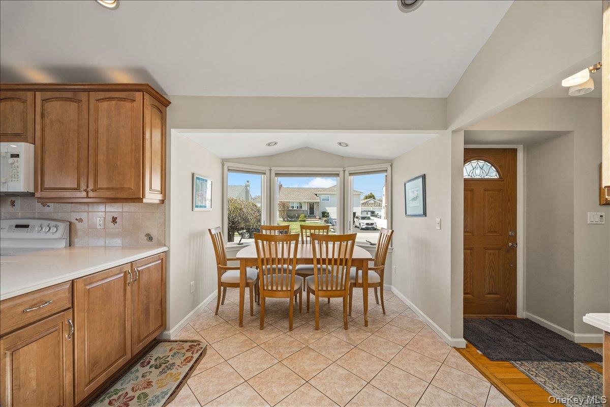 56 Haverford Road Hicksville, NY 11801 - Photo 10 of 37